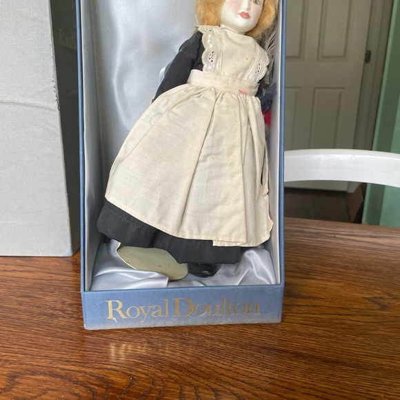 Vintage Royal Dalton Nisbet Saturday’s Girl with tag - Picture 2 of 2